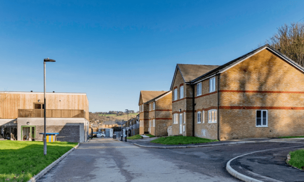 하모니아 빌리지 리모델링 주택 외관 / Photo: Gordon Young, 글로벌 건축 플랫폼 Archello(https://archello.com/it/project/harmonia-village-dementia-care)