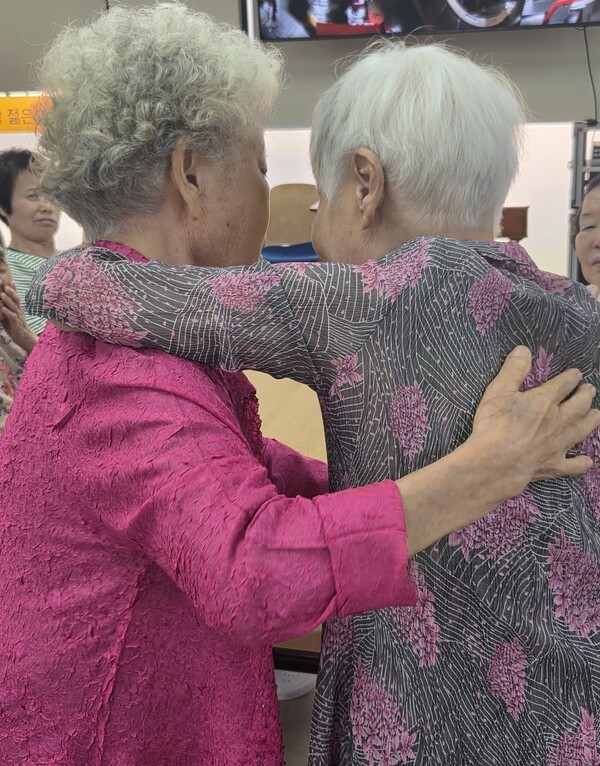 P어르신의 이별식(우측이 P어르신) / 우리동네노인주간보호센터