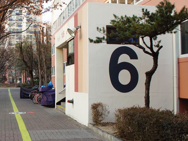 서울시 인지건강 프로젝트 사례, 인지기능이 저하된 노인이 집으로 안전하게 돌아갈 수 있도록 동호수를 노인 눈높이에 맞추어 디자인 / 김경인 박사