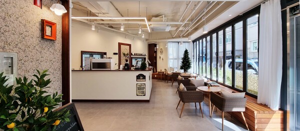 십자성어르신사랑방 1층에 마련한 강동시니어클럽상담카페 / 김경인 박사