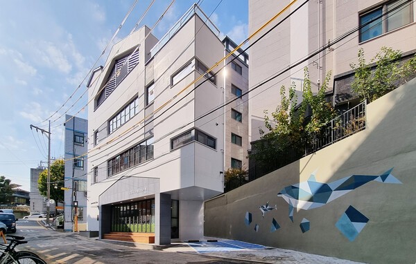 지역 랜드마크로 자리매김한 강동시니어클럽상담카페 건물과 외부에 배치한 툇마루 / 김경인 박사