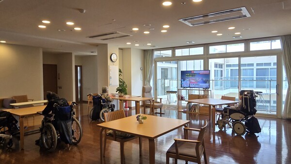 스마기라쿠엔(須磨きらくえん)의 유니트형 요양시설, 중앙에 공동거실이 있고 주변에 개인실이 있으며 이 공동거실에서 대부분의 시간을 함께하며 식사도 한다. / kirakuen.or.jp/facility/suma