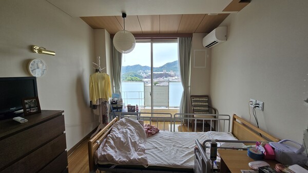 창문이 크고 발코니가 있는 전망 좋은 개인실 /  kirakuen.or.jp/facility/suma