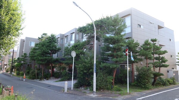 긴모쿠세이 우라야스의 외관, 주변 건축물과 비슷한 규모로 조화를 이룬다. / 김경인 박사