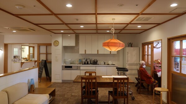 긴모쿠세이 우라야스 공용거실은 지역주민도 와서 교류할 수 있다. / 김경인 박사