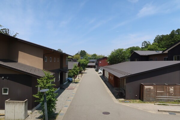 셰어 가나자와의 단지 전경, 온천·레스토랑·주거·데이케어 등이 얽힌 구성 / 김경인 박사