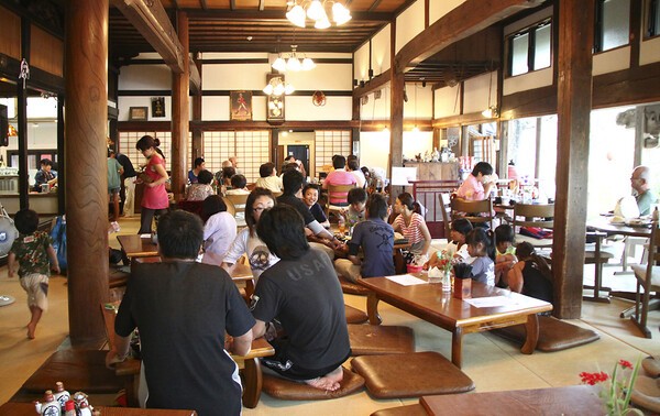 산소니모쿠 사이엔지, 폐사(廢寺)를 커뮤니티 시설로 바꾸어 낮에는 복지시설, 밤에는 주민 커뮤니티 시설로 사용 / 산소니모쿠 사이엔지 홈페이지(bussien.com/welfare/saienji.php)