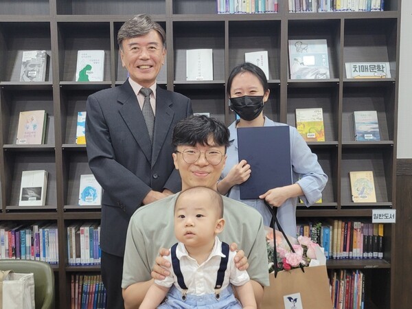 제9회 디멘시아문학상 수기 부문 우수상을 수상한 김세은 작가 가족과 양인덕 심사위원장(디멘시아뉴스 대표) / 이석호 기자