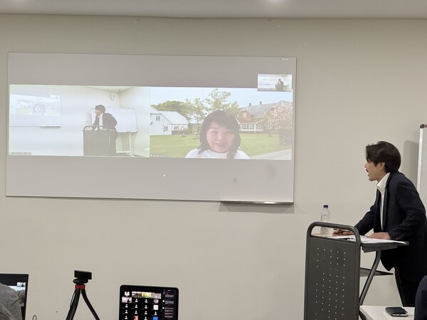 발표자 오무타시 치매라이프서포터 연구회 대표 오오타니 루미코와 통역하는 황재영 박사 / 황교진 기자