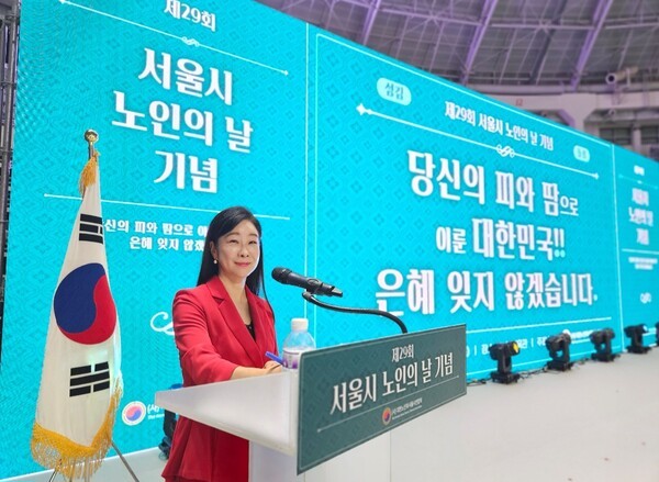 제29회 서울시 노인의 날 기념 행사 사회자로 선 날 / 유영미 제공