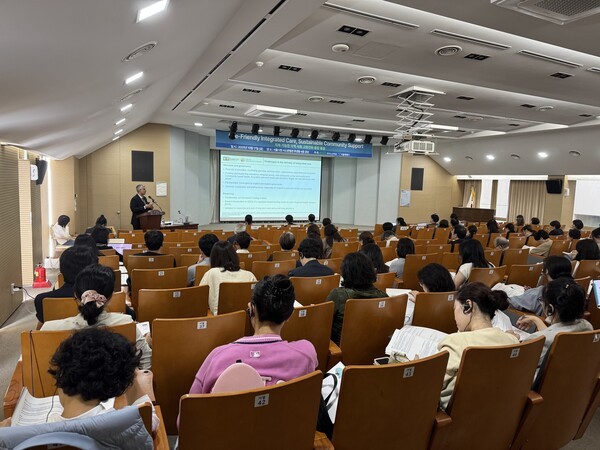 “싱가포르의 노인 장기요양보호 체계, 현황과 전망”을 주제로 발표하는 라훌 말호트라 교수 / 황교진 기자