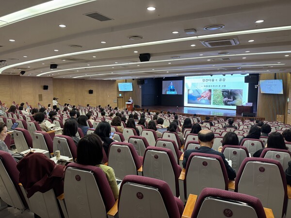김기현 서울대 철학과 명예교수의 기조강연이 열리고 있는 서울아산병원 대강당 / 황교진 기자 
