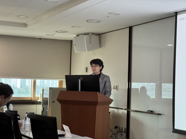 ‘치매 돌봄과 휴머니튜드: 인간 중심 치매 돌봄, 인권 중심 치매 돌봄’에 대해 발표하는 윤주영 서울대 간호대학 교수 / 황교진 기자