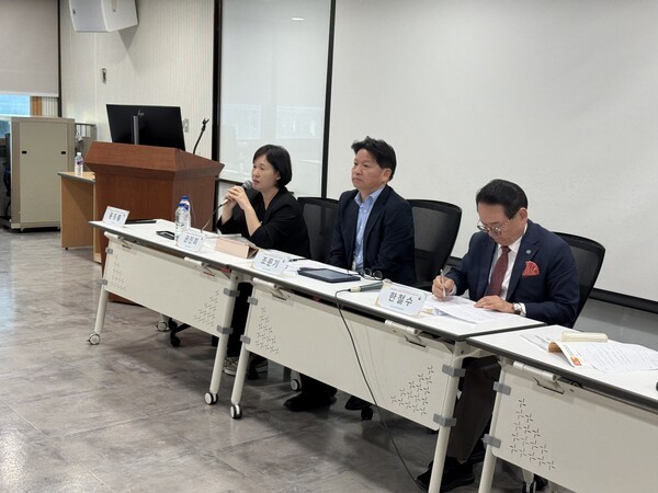 패널토론 참석자, 권진희 국민건강보험공단 연구원, 조문기 숭실사이버대 교수, 한철수 한국노인복지중앙회 회장 / 황교진 기자