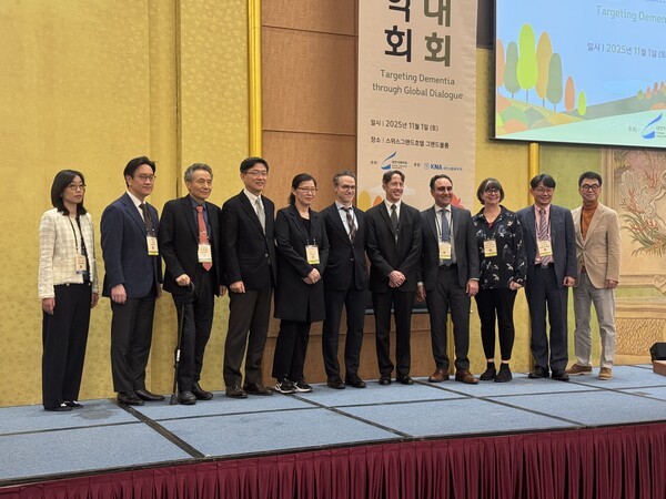 2025 대한치매학회 추계학술대회 오전 세션 발표자와 학회 임원 단체사진 / 황교진 기자