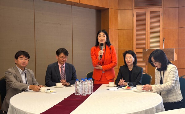 기자간담회 인사말을 전하는 대한치매학회 최성혜 이사장, 왼쪽부터  정용 회장(KAIST 의과학대학원 교수), 고성호 총무이사(한양대학교 구리병원 신경과 교수), 최 이사장, 정지향 홍보이사(이대서울병원 신경과 교수), 문소영 학술이사(아주대학교병원 신경과 교수) / 황교진 기자