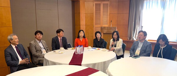 기자간담회에 참석한 대한치매학회 임원진, 왼쪽부터 박기형 차기 이사장(가천대학교 길병원 신경과 교수), 정용 회장(KAIST 의과학대학원 교수), 고성호 총무이사(한양대학교 구리병원 신경과 교수), 최성혜 이사장(인하대학교 병원 신경과 교수), 정지향 홍보이사(이대서울병원 신경과 교수), 문소영 학술이사(아주대학교병원 신경과 교수), 최호진 정책이사(한양대학교 구리병원 신경과 교수), 김건하 국제협력이사(이대목동병원 신경과 교수) / 황교진 기자