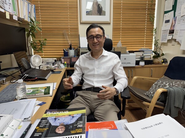 서울대학교병원 본관 연구실에서 이동영 서울시광역치매센터 센터장 / 황교진 기자