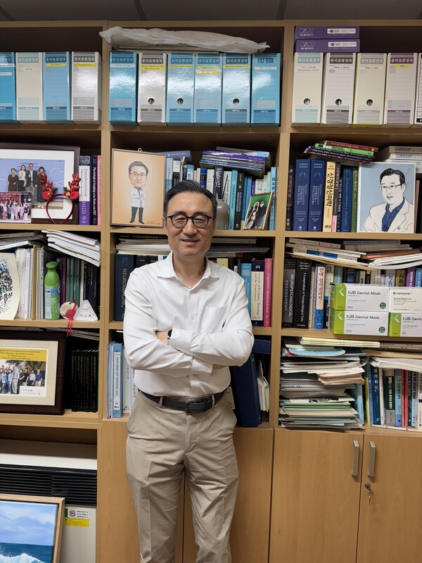 서울대학교병원 본관 연구실에서 이동영 서울시광역치매센터 센터장 / 황교진 기자