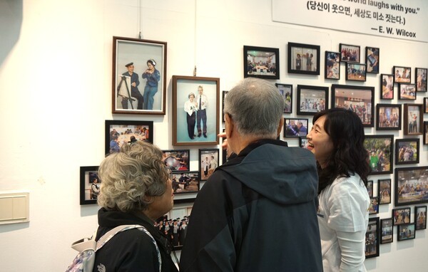 한 노부부가 '치매 안심 케어 로그인(Care Login) 박람회'에 전시된 액자들을 보고 있다. / 디멘시아뉴스