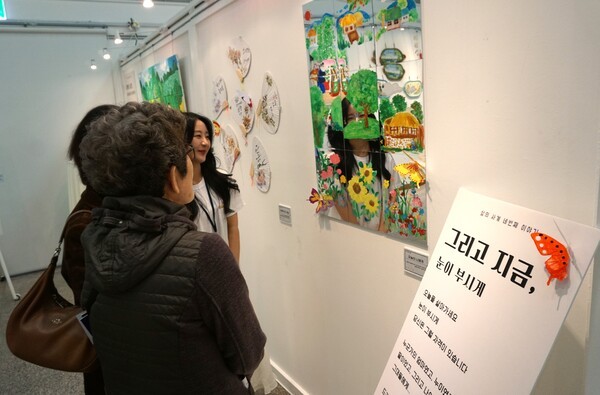 관람객들이 큐레이터의 설명과 함께 작품을 감상하고 있다. / 디멘시아뉴스