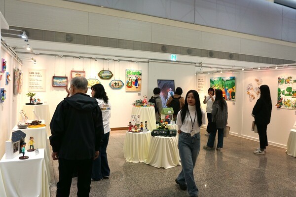 관람객들이 용산구치매안심센터 프로그램에 참여한 어르신들의 작품을 감상하고 있다. / 디멘시아뉴스