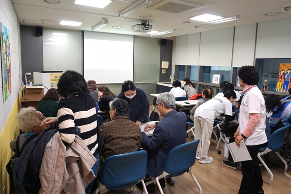 디멘시아도서관이 진행한 체험클래스 모습 / 디멘시아뉴스