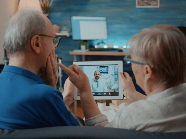 원격의료 상담을 이용하는 고령 부부 / JMIR Mental Health(https://mental.jmir.org/2025/1/e75266)