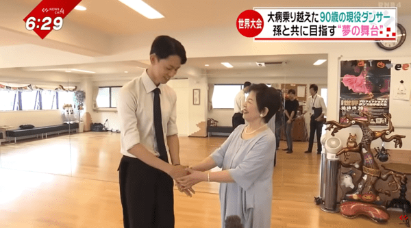 세계대회를 앞두고 연습실에서 손자와 스텝을 맞춰보는 마쓰나가 미치코(90). 세대를 잇는 파트너십이 마지막 무대를 가능하게 했다. / 유튜브 난카이방송 NEWS CH.4 보도 영상 캡처