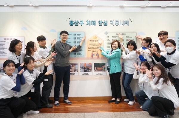 박희영 용산구청장(가운데 오른쪽)과 한상원 용산구치매안심센터장 / 디멘시아뉴스