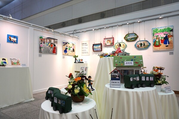 ‘치매 안심 케어 로그인’ 박람회에 전시된 용산구치매안심센터 어르신들 작품 /디멘시아뉴